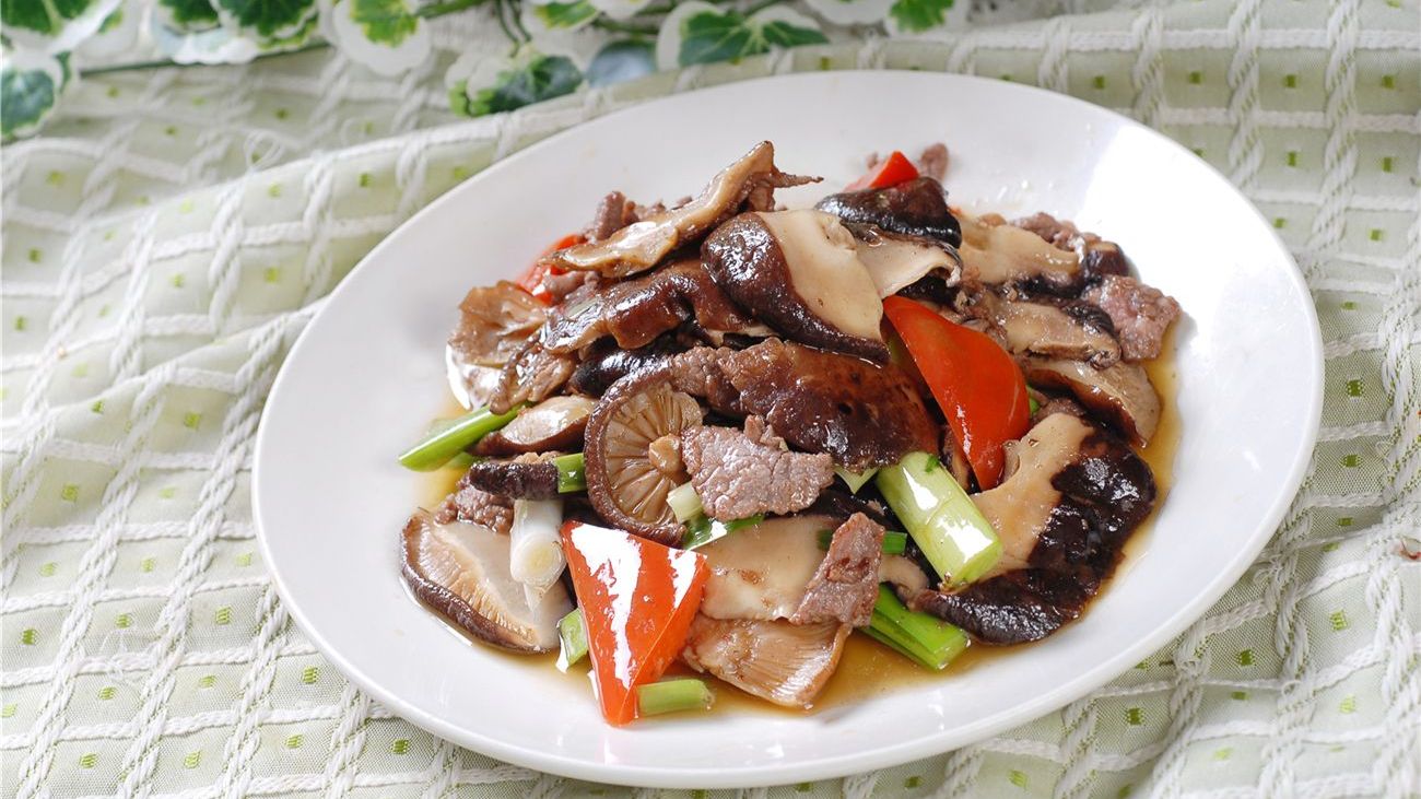 1蘑菇炒肉是一道非常简单而且营养美味又好吃的家常菜,也是家宴聚会