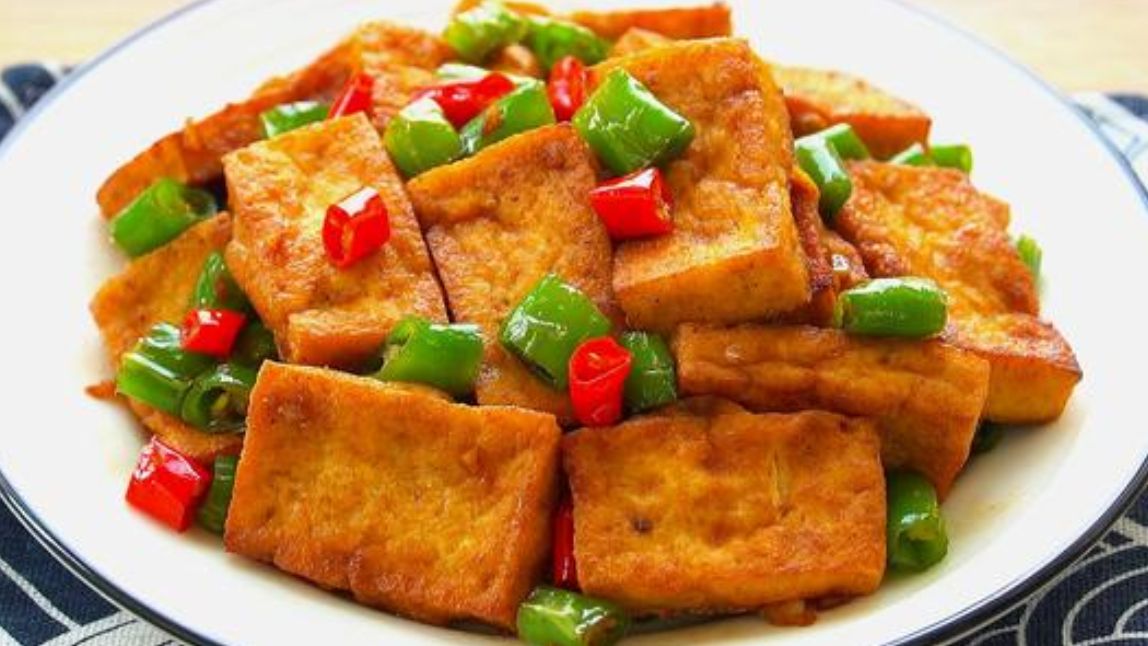 大厨教你青红辣椒炒豆腐的正宗做法,香辣入味,非常好吃