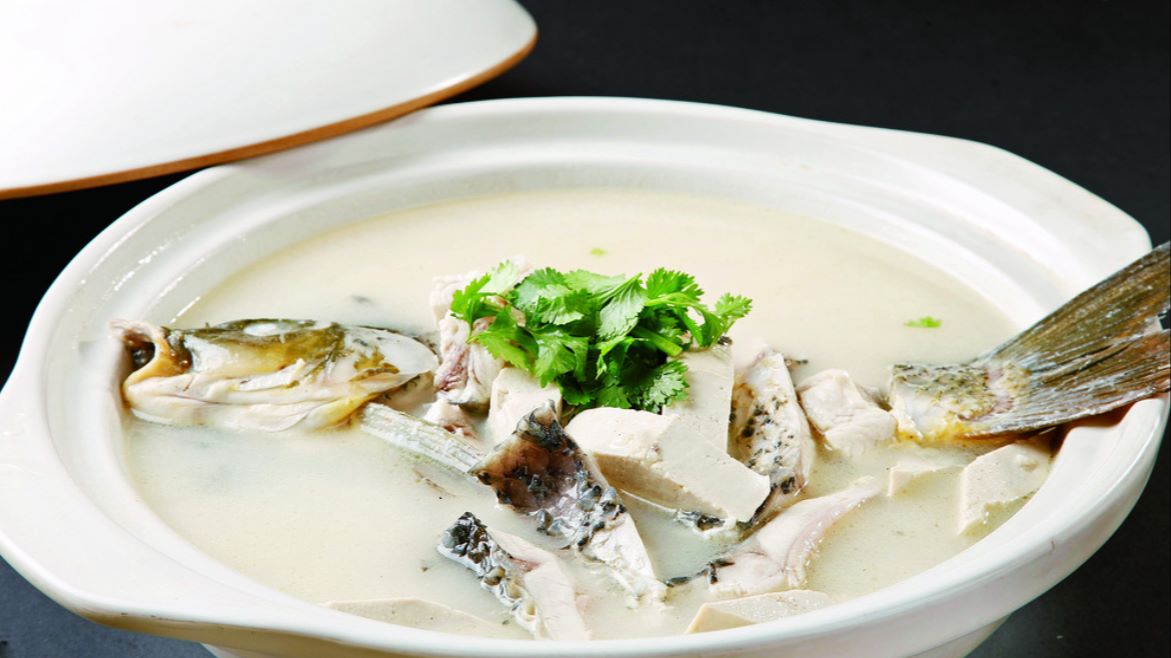 鲤鱼炖豆腐这样做,鱼肉鲜美,汤汁奶白,营养价值丰富