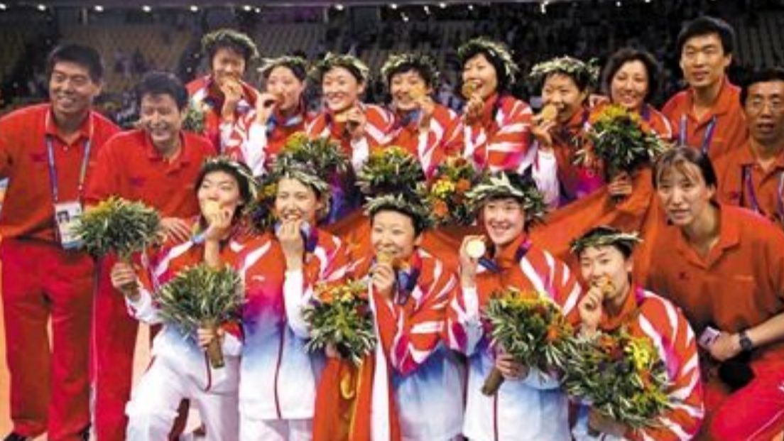 回顾:2004年奥运会中国女排的夺冠时刻,太激动人心了!