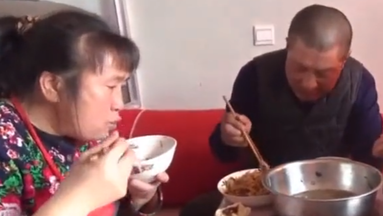 农村大黑妹妹来了,一家人围在一起吃火锅吃烤肉,有说有笑真热闹