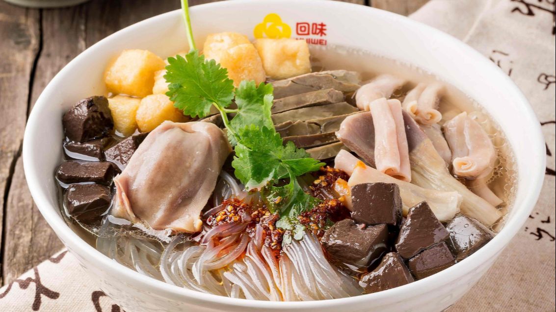 终于吃到南京的鸭血粉丝汤了,这料也太足了,南京人挺大方啊.
