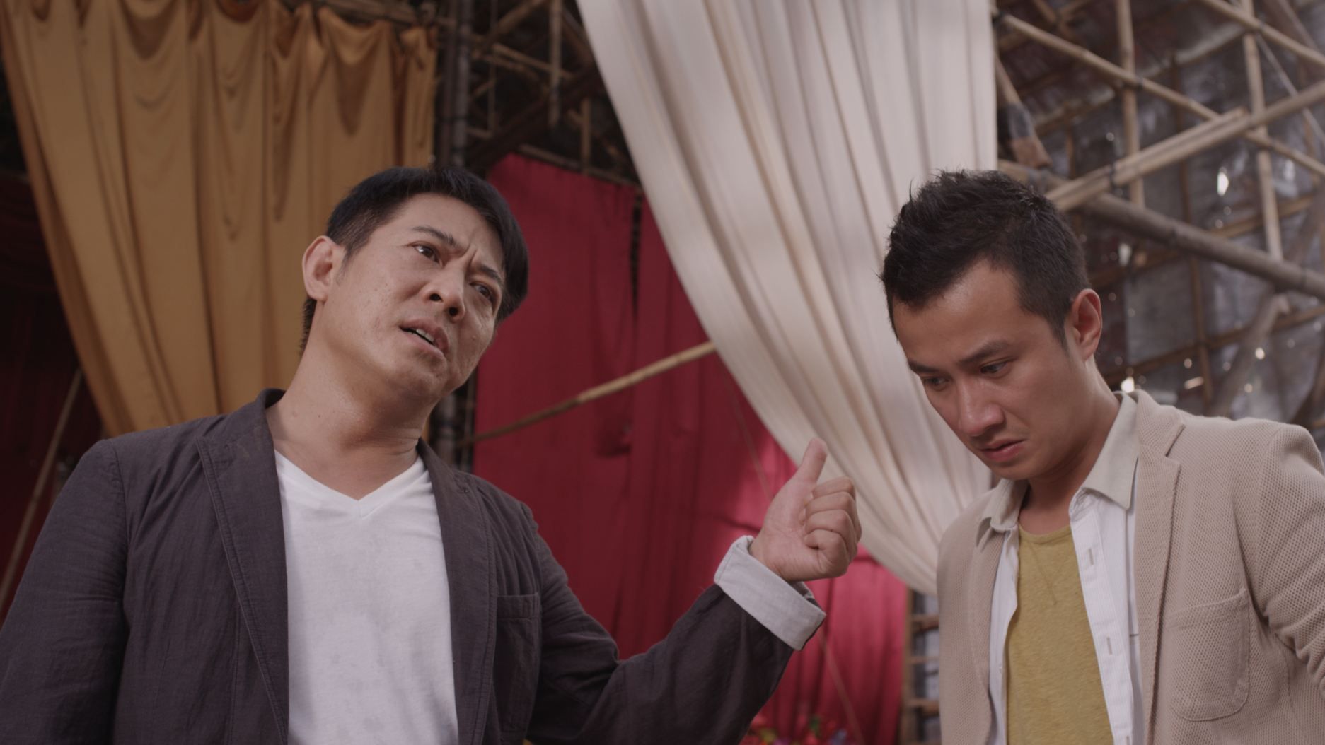 《不二神探》精彩片段,吴京和李连杰在对战,文章却被挂到了墙上