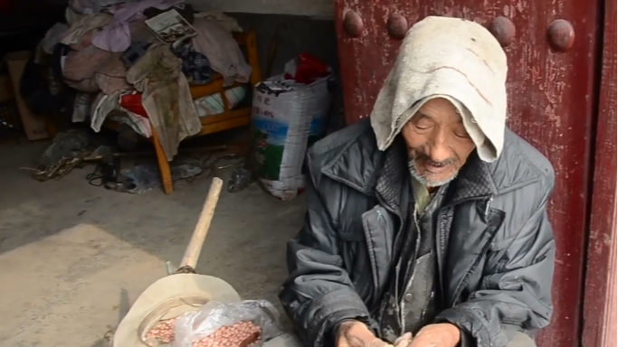 农村两位八十多岁孤寡老人生活简朴