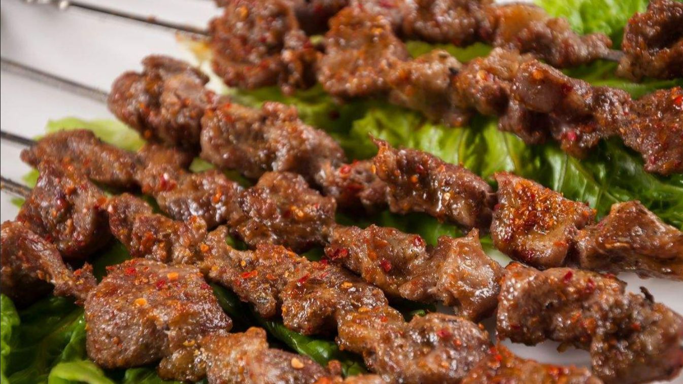 1新疆烧烤:在炭火上烤得滋滋作响的肉串,撒上一把调料就足以俘获饕客