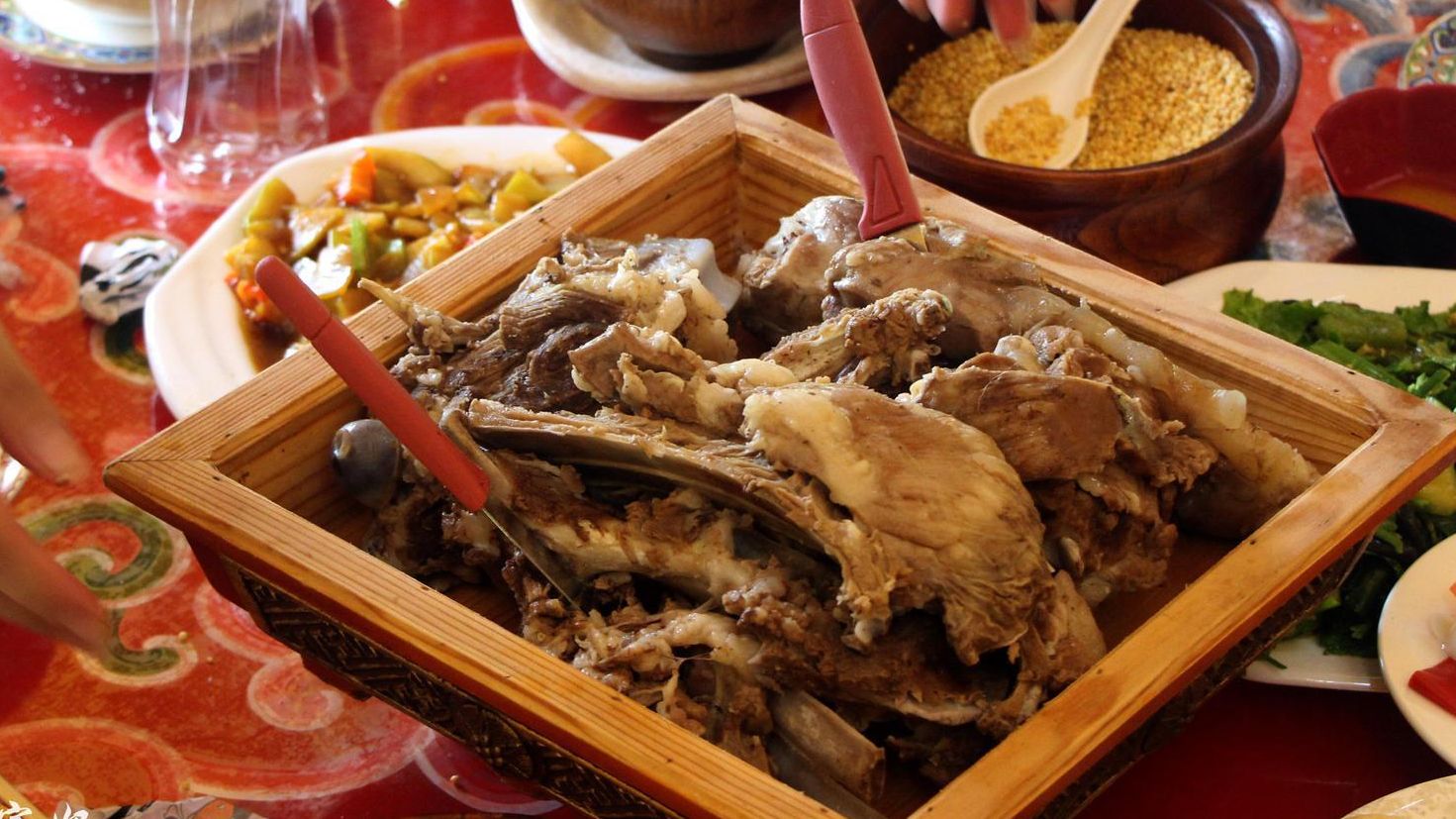 旅行在内蒙古,带你品尝内蒙古美食,看蒙古人都吃些什么
