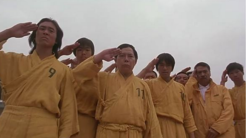 少林足球经典片段,星爷奋力一脚结果直接跪了,特效做的太棒!