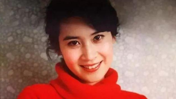 61岁的肖雄近照,被老公独宠8年最后却分开,今单身已近30年