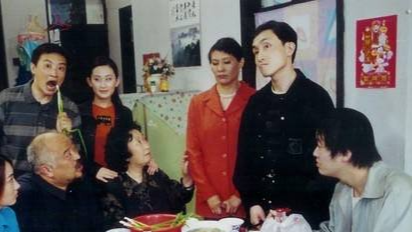 东北一家人:一家人在背后揶揄小伟,嫌弃小伟找不到媳妇