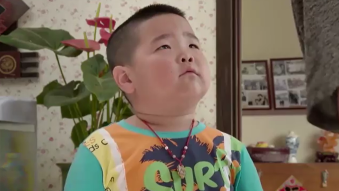 乡村爱情:谢腾飞要找妈妈,怎料谢广坤竟拦着,谢腾飞坐地下就哭