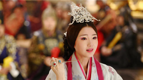 云中歌:毛晓彤饰演的太皇太后,看着比皇后还年轻,满脸胶原蛋白