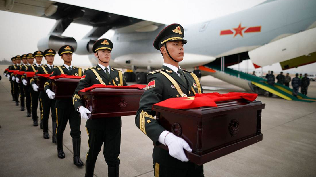 第七批在韩志愿军烈士遗骸回国——几分钟回顾英雄