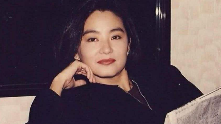 林青霞讲述爱情故事,认识半年就闪婚,老公为抱美人"登月摘星"
