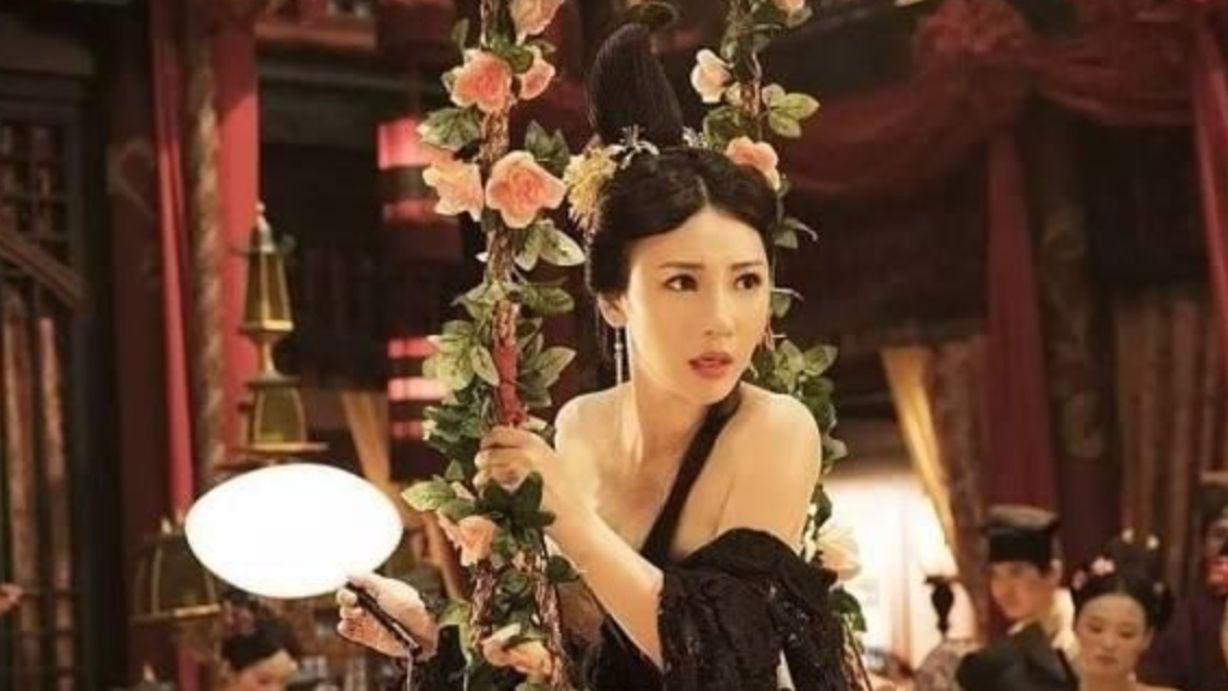 奇门遁甲:柳岩这身材真是没话说,秋千椅一转就吸引全场目光啊!