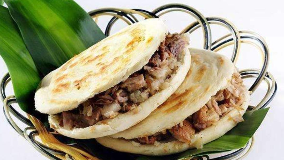 西安第一肉夹馍,日卖900个火爆30年,顾客排队排到挤不开