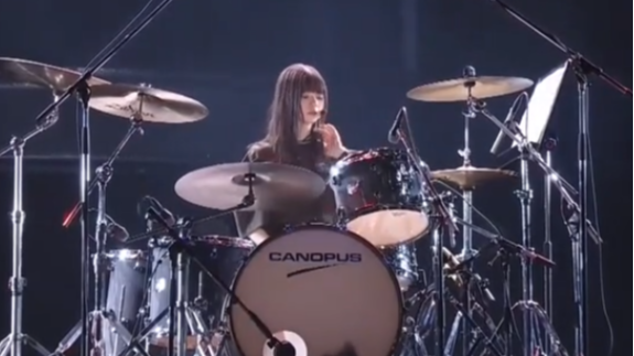 日本超人气美少女斋藤飞鸟,演唱会上的架子鼓表演,画面实在太美