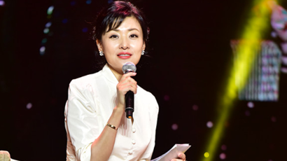央视主持人周涛,换下职业装,穿上仙女纱裙,51岁美成了31岁