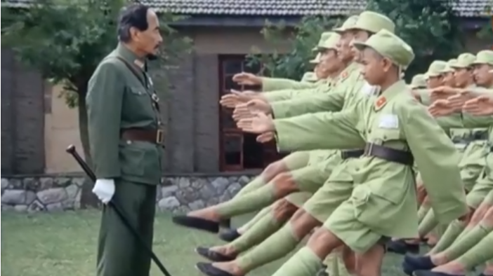 看过这部电影的人都有抱孩子了,绝对的幽默经典,《三毛从军记》