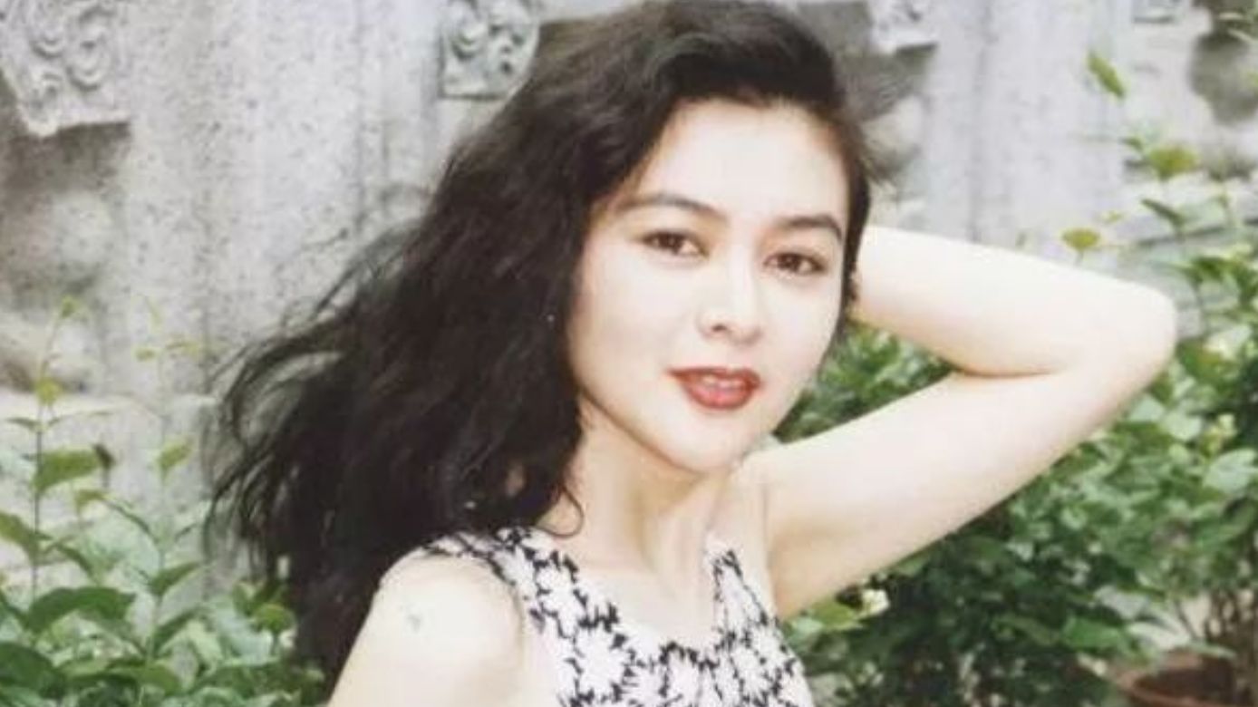 《夏日福星》:关之琳这个让无所宅男按下暂停的沐浴镜头!