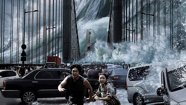 速看灾难片《海云台》,韩国城市被海啸吞没,人们流离失所