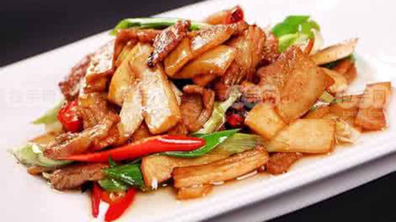 2海鲜菇炒肉的做法:备好食材,腌制猪肉,炒猪肉,另起锅炒香姜蒜,倒入