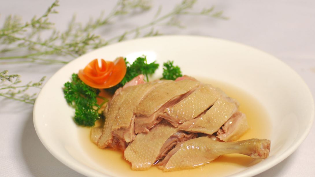 老刘教你家庭版盐水鸭做法,咸香可口,皮脆肉滑,比买的还好吃!