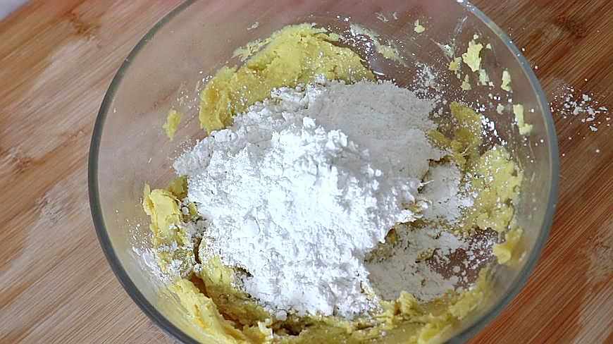 1红薯和糯米粉:首先将红薯去皮切成薄片,上锅蒸熟,蒸熟后加入糯米粉拌