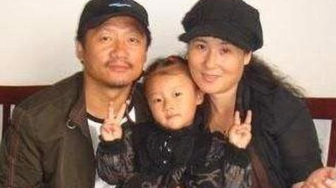 48岁二人转演员唐鉴军一家三口照曝光!如今过着令人羡慕的生活