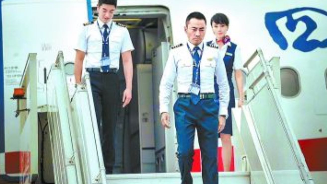 中国机长:四川8633安全着陆,管理人员看了一眼机场,机长太牛了