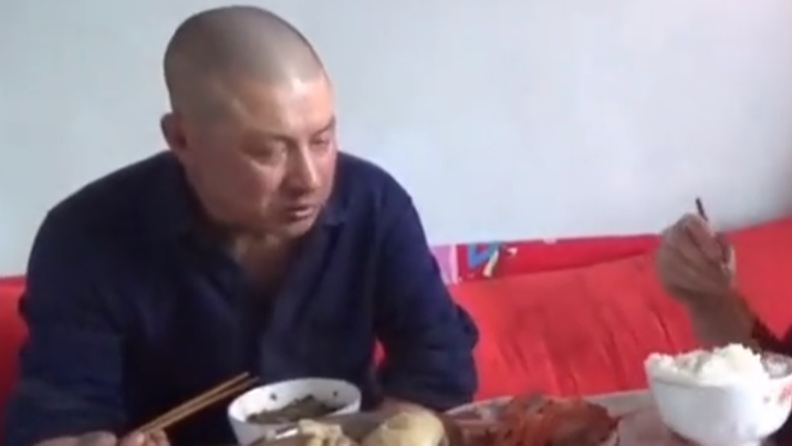 农村大黑吃饭对着媳妇傻笑,老两口真有意思