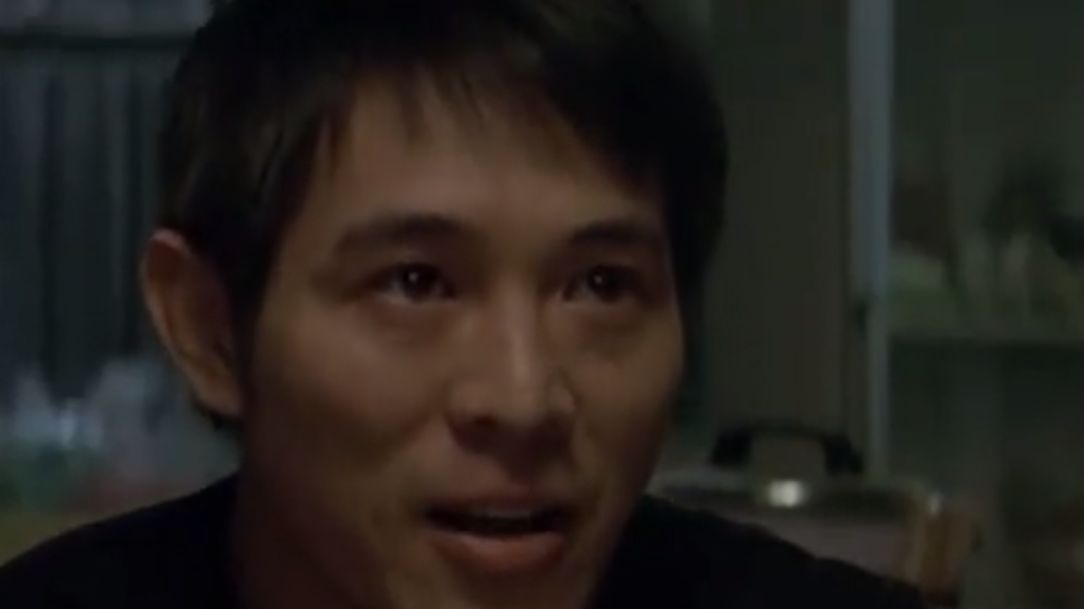 李连杰经典动作电影《龙之吻》,霸气出手以一敌三,实在太猛了