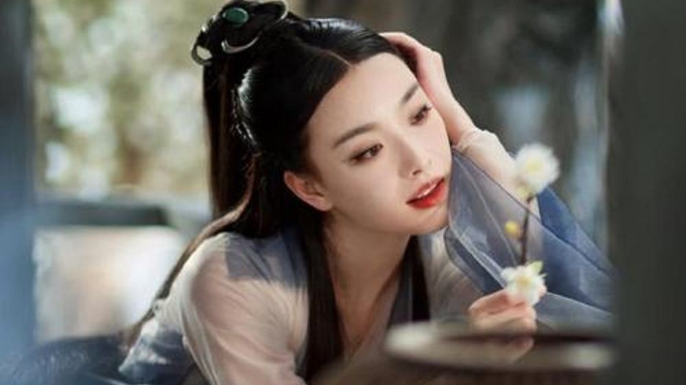 倪妮烈焰大片# 可能我最近偏爱古装剧吧,喜欢倪妮《宸汐缘》里造型