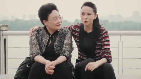 伊能静和婆婆聊天,宛如亲姐妹,网友:这才是正常婆媳关系!