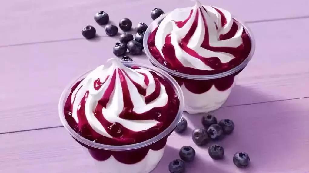 肯德基新款"圣代冰激凌",黑糖珍珠和北美蓝莓,你更喜欢哪一款