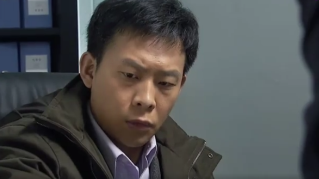 北京爱情故事:张译看着眼前的现金,无法自拔,选择了助纣为虐