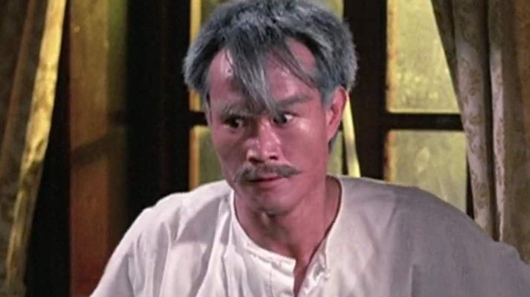 僵尸先生:英叔对棺里僵尸产生兴趣,怎料僵尸来路竟是这样