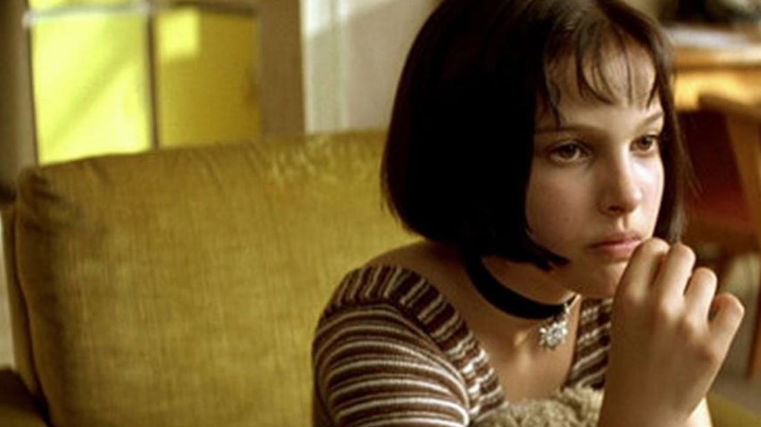 讲述了一名职业杀手莱昂搭救了一个全家被杀的小女孩玛蒂尔达,最后他