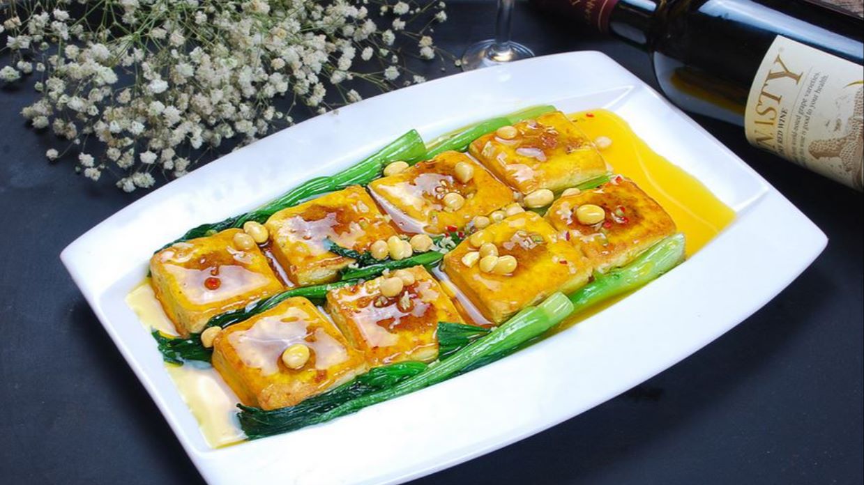 4酿豆腐又称广东客家酿豆腐,是汉族客家人的传统菜式,属于广东菜,粤菜