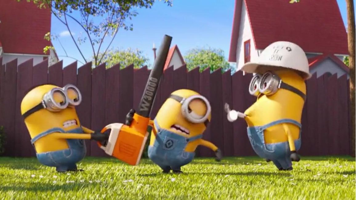 修剪草坪的小黄人被蜂窝一砸,结果笑哭了