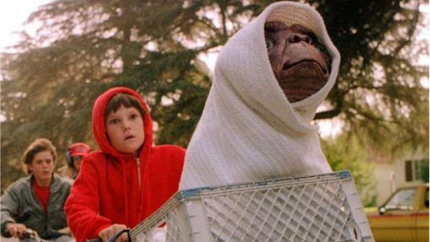 电影解说《et外星人》,外星人被同伴遗落地球,10岁小孩送它回家