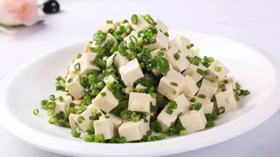小葱拌豆腐的正宗做法,豆腐经过简单的加工,变成了经典美食