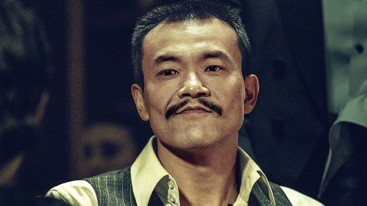 邪不压正:廖凡正开香槟,不料彭于晏用冰块当暗器,打伤廖凡眼睛