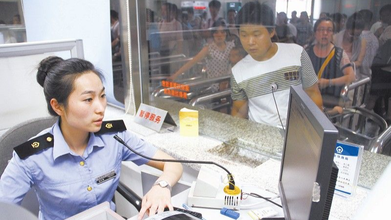 成都:为了保证人们春节回家顺利,售票员坚守岗位22年