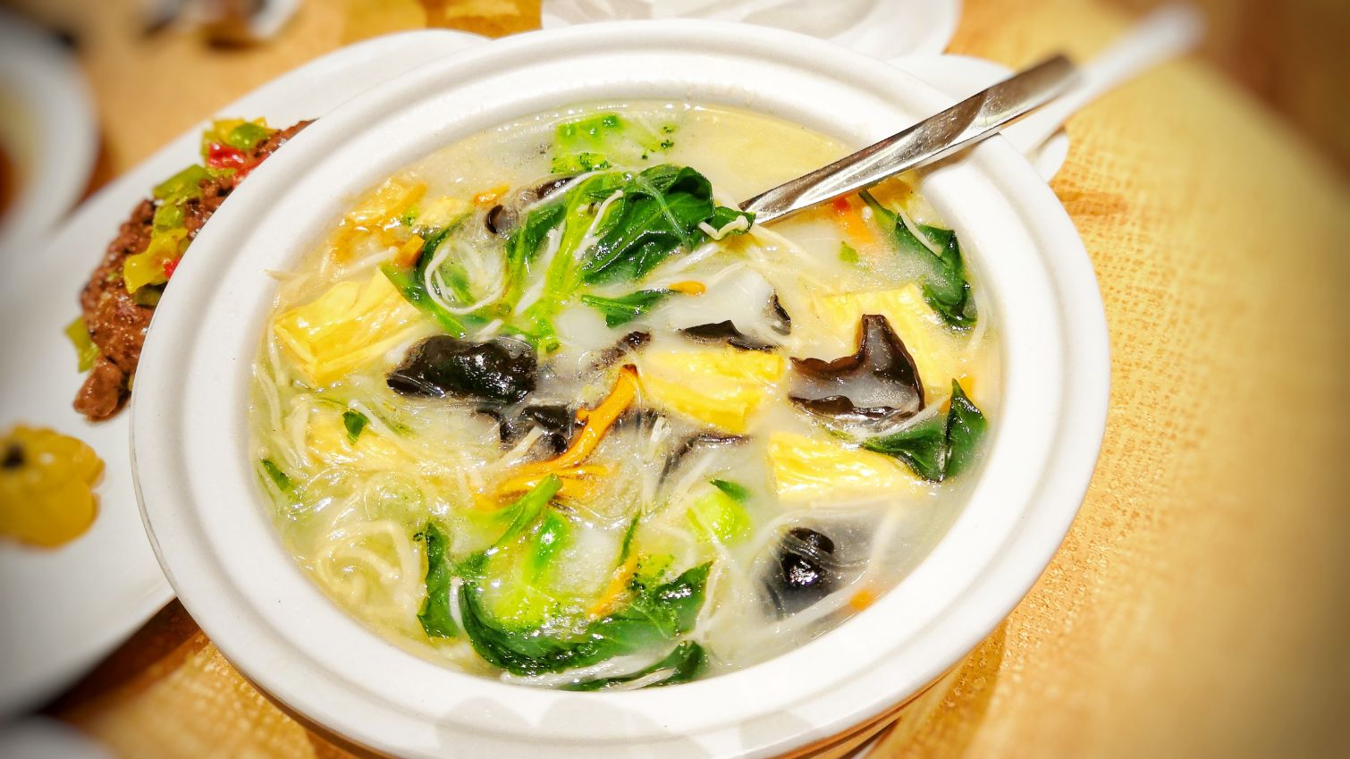 华灯初上,带你探店海南老海口的斋菜煲,一锅营养丰富