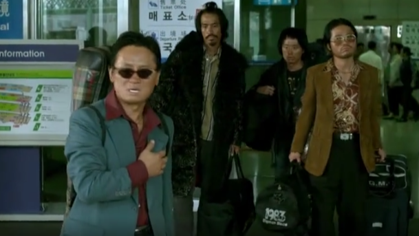 新世界:不愧是延边的老棒子,出场造型各异,连路人都忍不住议论