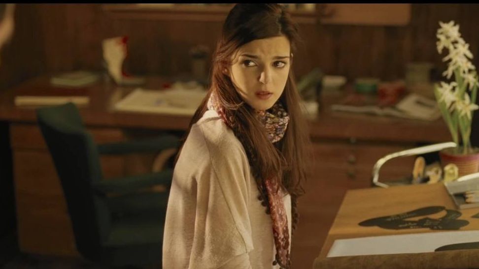 高分惊悚片《黑暗面》,男友家怪事连连,镜子后竟有个女人!