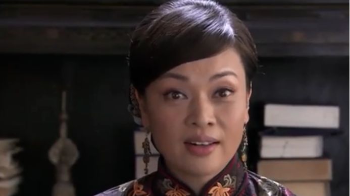 铁梨花:赵元庚不在家,凤儿找大太太李淡云商量,想让她出去转转