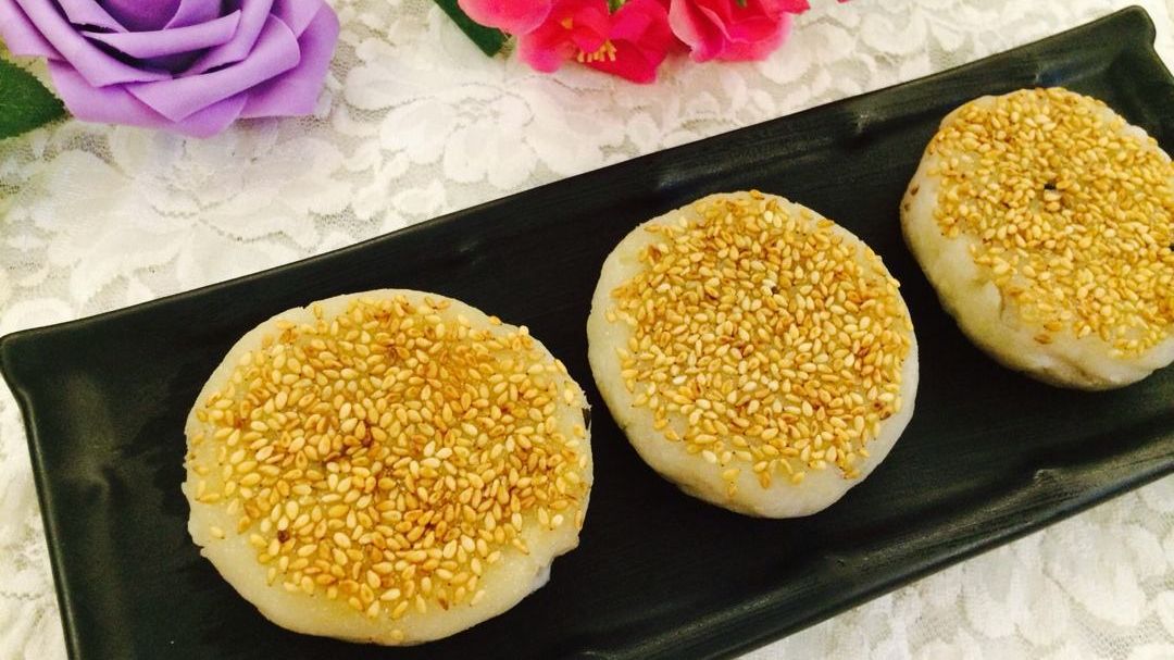 1红糖糯米饼:糯米粉用开水和面,揉成面团搓成球压成饼状,放电饼铛内烙