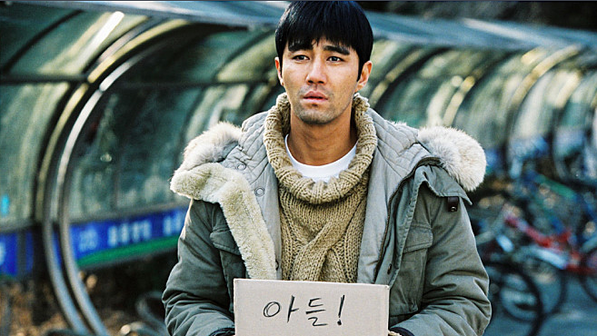 韩国电影《儿子》,爸爸坐牢15年后接儿子放学,却一句话都不敢说