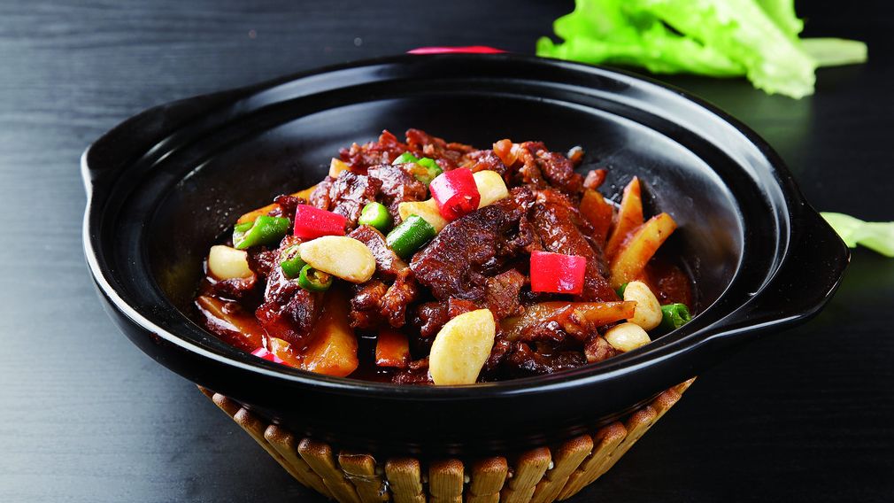 大厨分享广式"焖牛腩"详细教程,鲜嫩入味酱香诱人,收藏吧